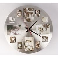 Nástěnné hodiny s fotorámečky